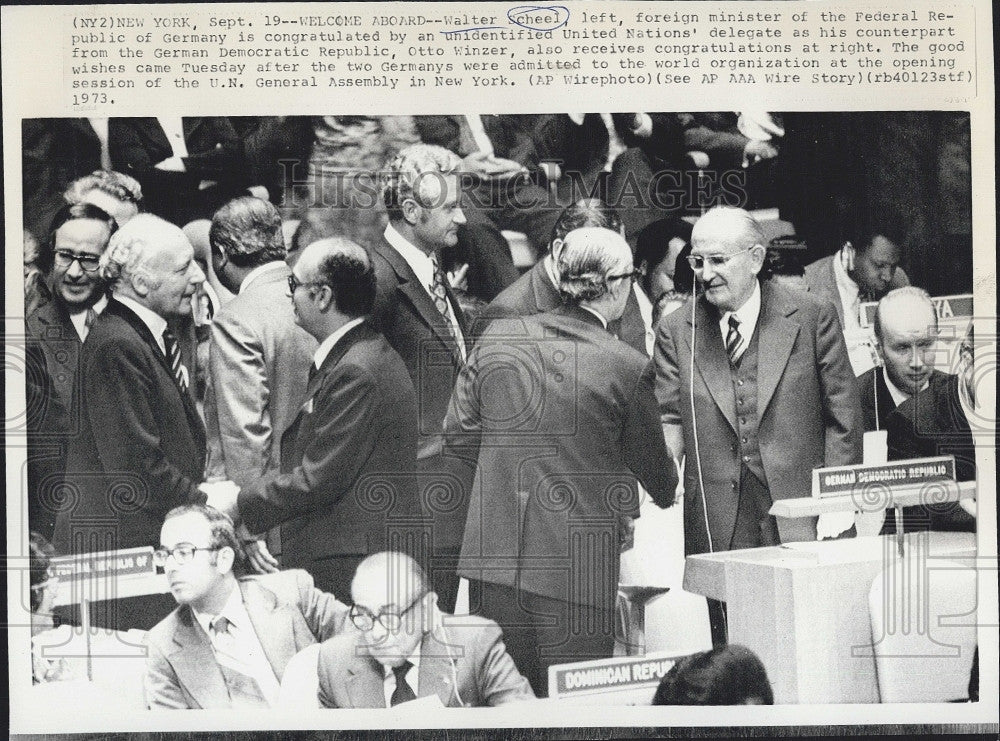 1973 Press Photo German Foreign Minister Walter Scheel Welcomed to U.N. - Historic Images