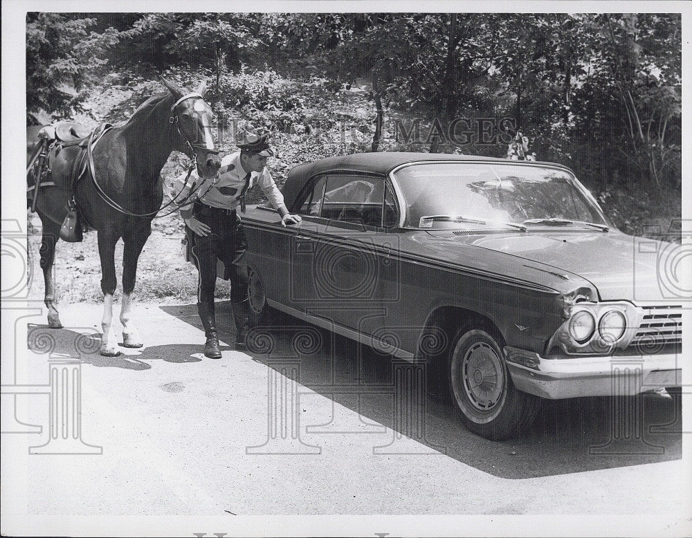 1965 Press Photo Police Officer and Horse Named Pedro Examine Abandoned Car - Historic Images