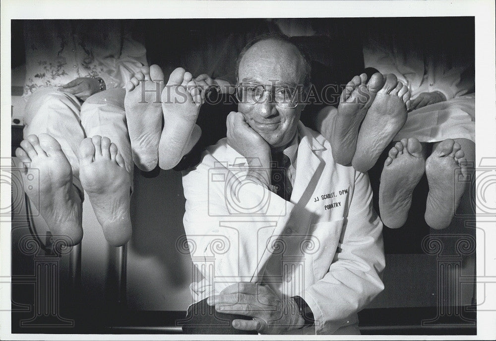 1996 Press Photo Dr Jonathan Scarlet Foot Doctor For Boston Marathon - Historic Images