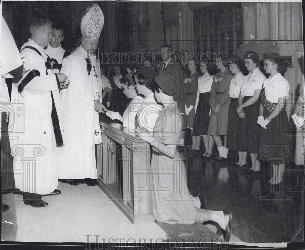 1958 Press Photo Bishop Jeremiah Minihan Marian Medals Girl Scouts St Josephs - Historic Images