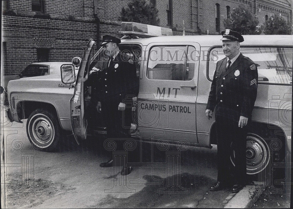 1974 Press Photo MIT Campus Patrolmen, Joseph Molineaux, John Engelhardt - Historic Images