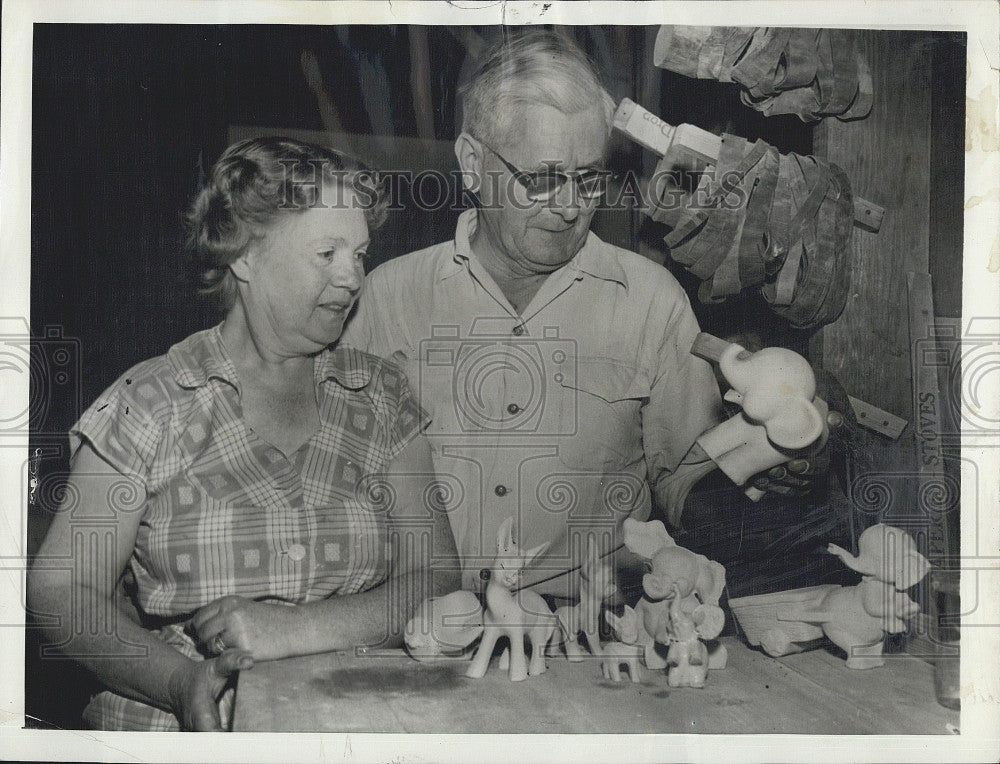 1965 Press Photo Albert Moffet Republican Collector Of Trophies - Historic Images