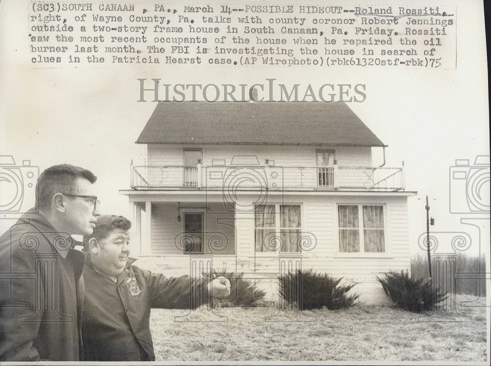 1975 Press Photo Coroner Robert Jennings Talks, Roland Rossiti Investigate House - Historic Images