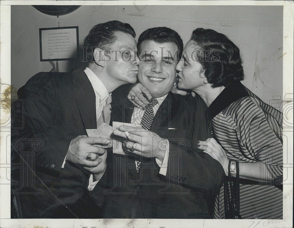 1953 Press Photo Singer Julius La Rosa with his Parents - Historic Images