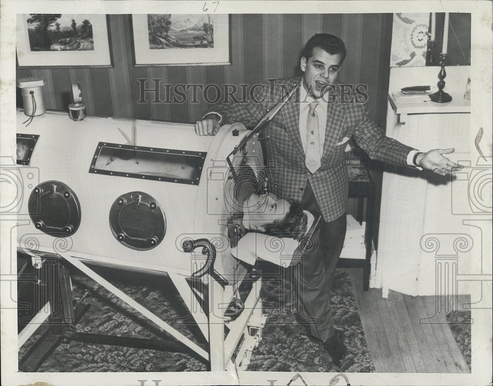 1954 Press Photo Julius La Rosa Iron Lung Helen Magee Polio Machine - Historic Images