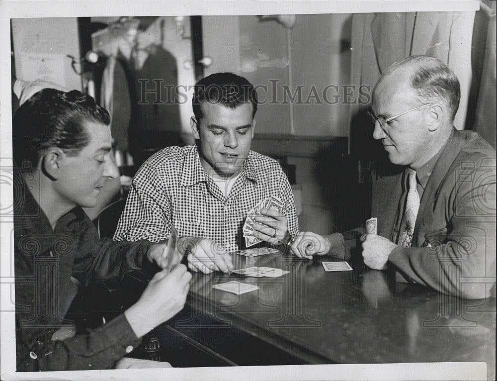 1953 Press Photo Singer Julius La Rosa playing cards with friends - Historic Images