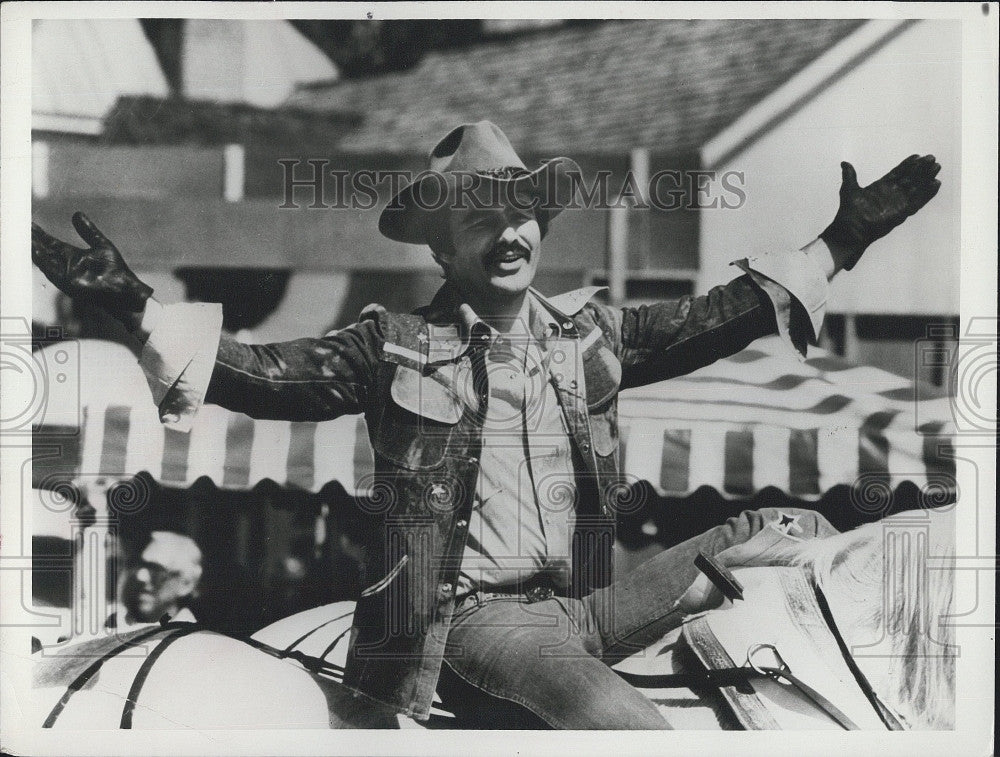 Press Photo Actor Burt Reynolds on a horse - Historic Images