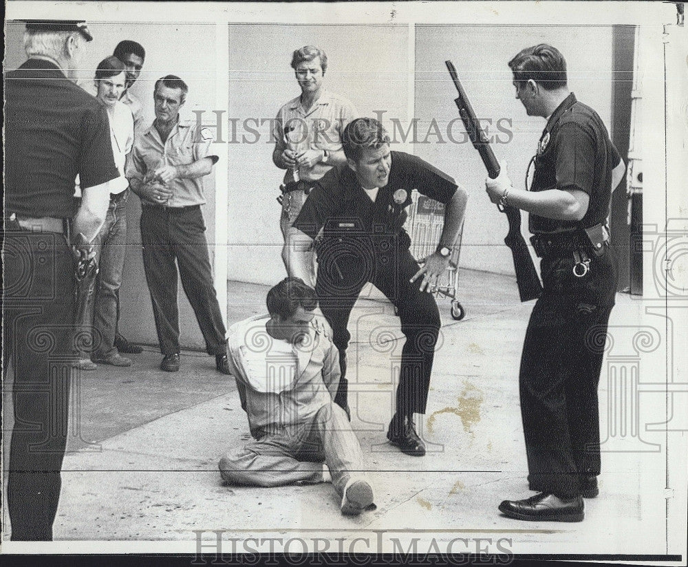 1970 Press Photo Daniel Reynolds Walnut Creek Shot by Officers Standoff - Historic Images