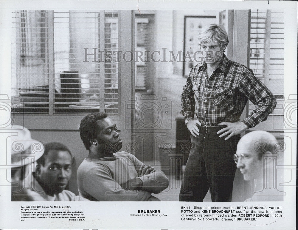 1980 Press Photo Actor Brent Jennings, Yaphet Kotto, Robert Redford &quot;Brubaker&quot; - Historic Images