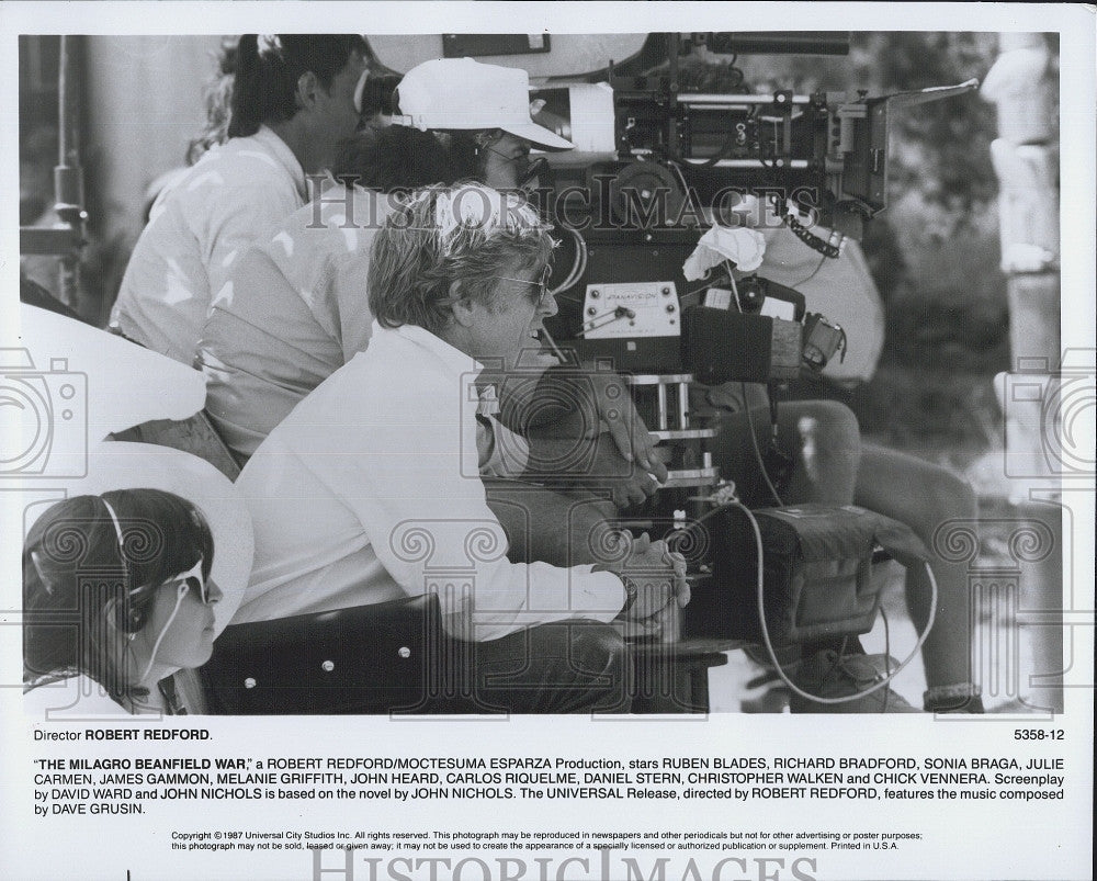 1987 Press Photo Robert Redford directs &quot;The Milagro Beanfield War&quot; - Historic Images