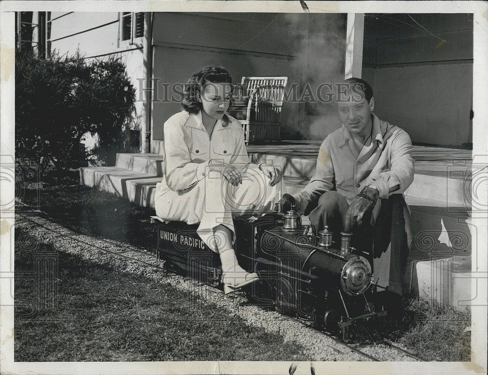 1941 Press Photo David Rose &amp; Betty Rhoades &amp; a small railtrain - Historic Images