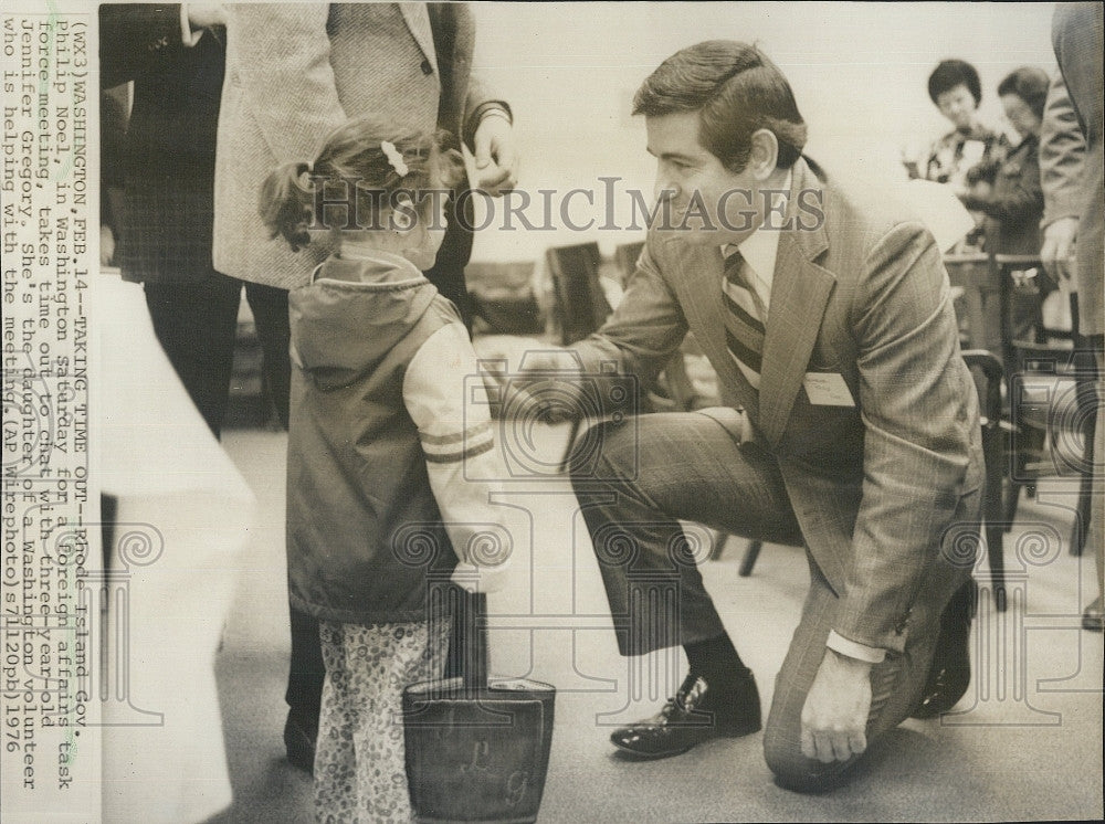 1976 Press Photo Governor Philip Noel talking with Child Foreign Affairs Task - Historic Images