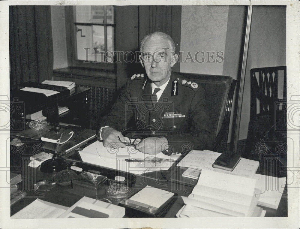 1955 Press Photo Comm John Noh Boug at Police Headquarters - Historic Images