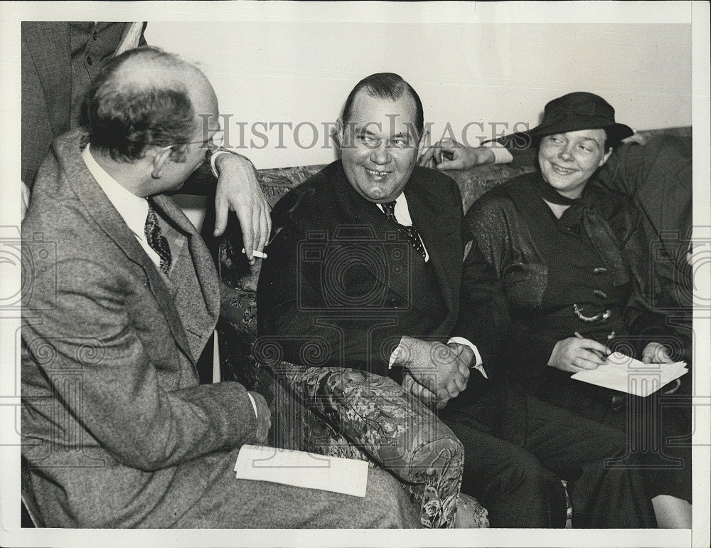 1935 Press Photo Louisiana Lt. Gov. James A. Noe, Interviewed by Reporter - Historic Images