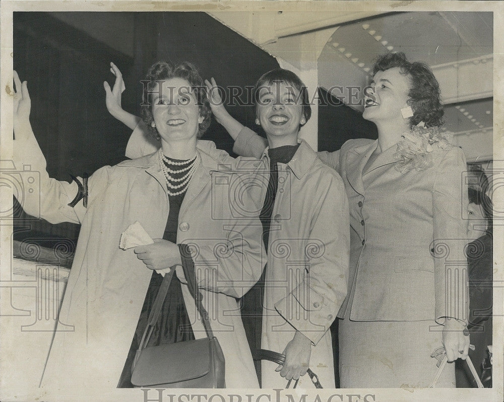 1957 Press Photo Women on S.S. Neptunia Ann Doherty, Evelyn John, Margaret Noble - Historic Images