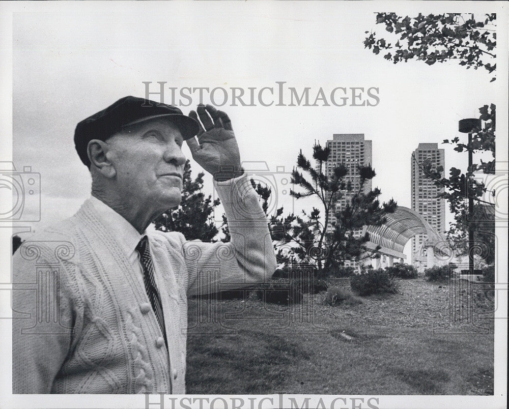 1977 Press Photo Man Leo J. Nolin Looking at Boston Skyline - Historic Images