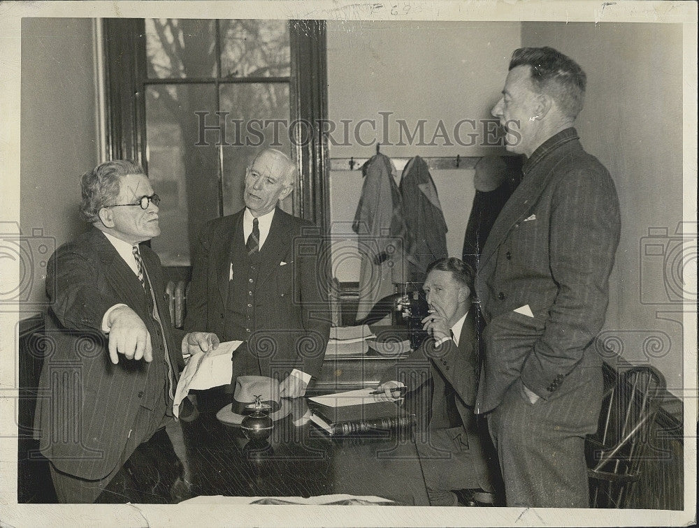 1944 Press Photo John J. Mullen of Saugus Board of Assessors, Delmont Goding - Historic Images