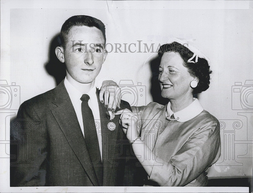 1956 Press Photo Joseph E Mullin and mother at Boston Teachers College - Historic Images