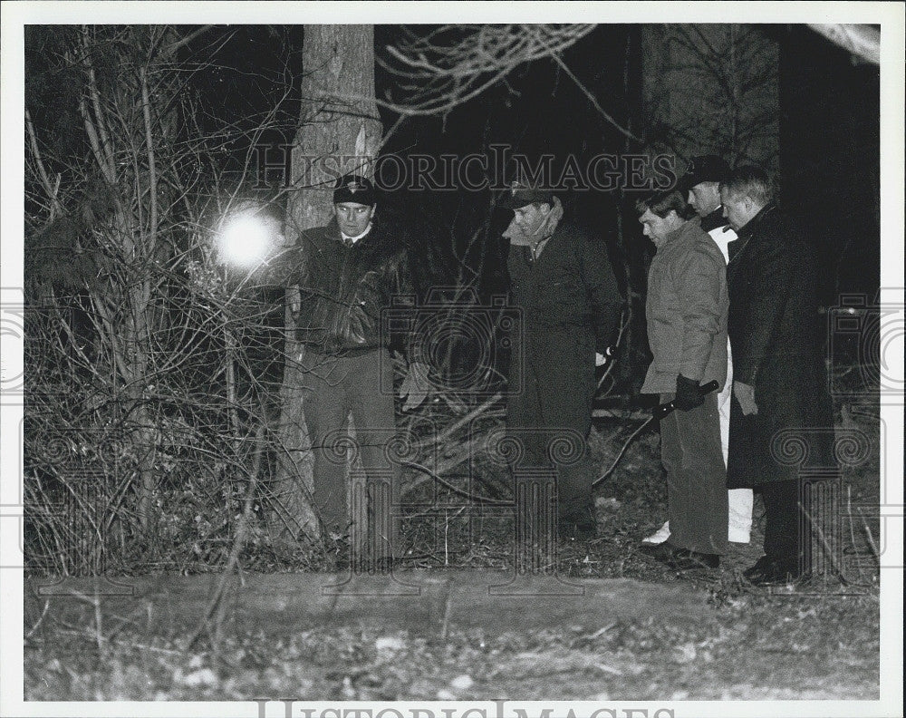 1993 Press Photo Police Examine Area Where Dead Teen Jennifer Mullin Body Found - Historic Images