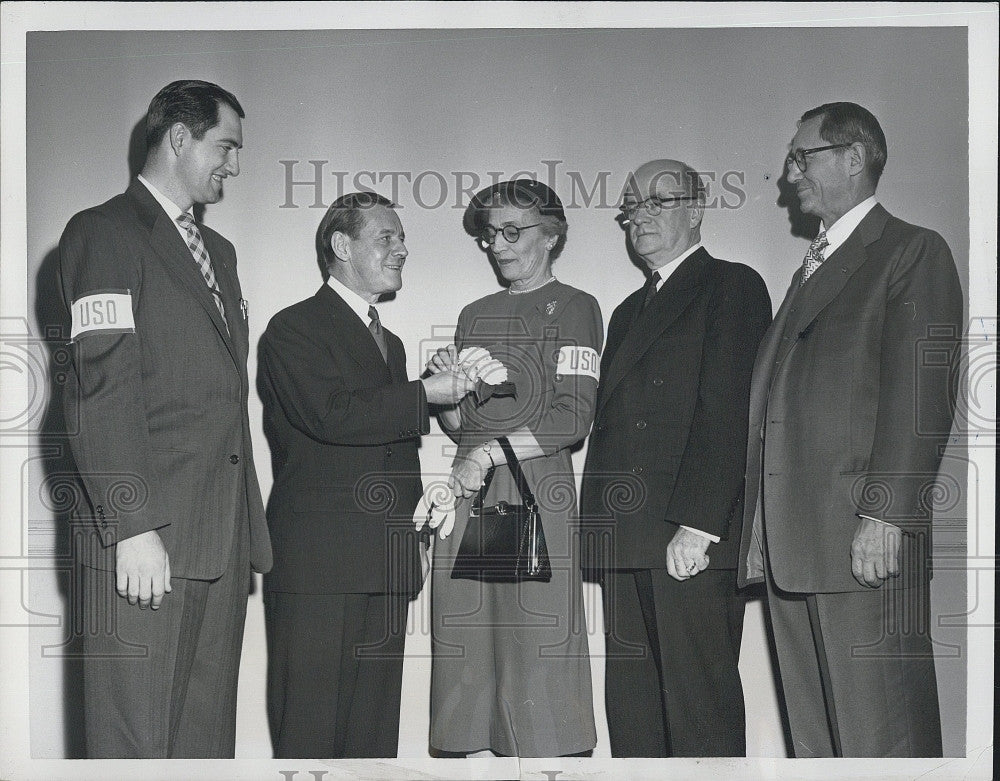 1952 Press Photo Harvey S. Firestone Honors USO Volunteers - Historic Images