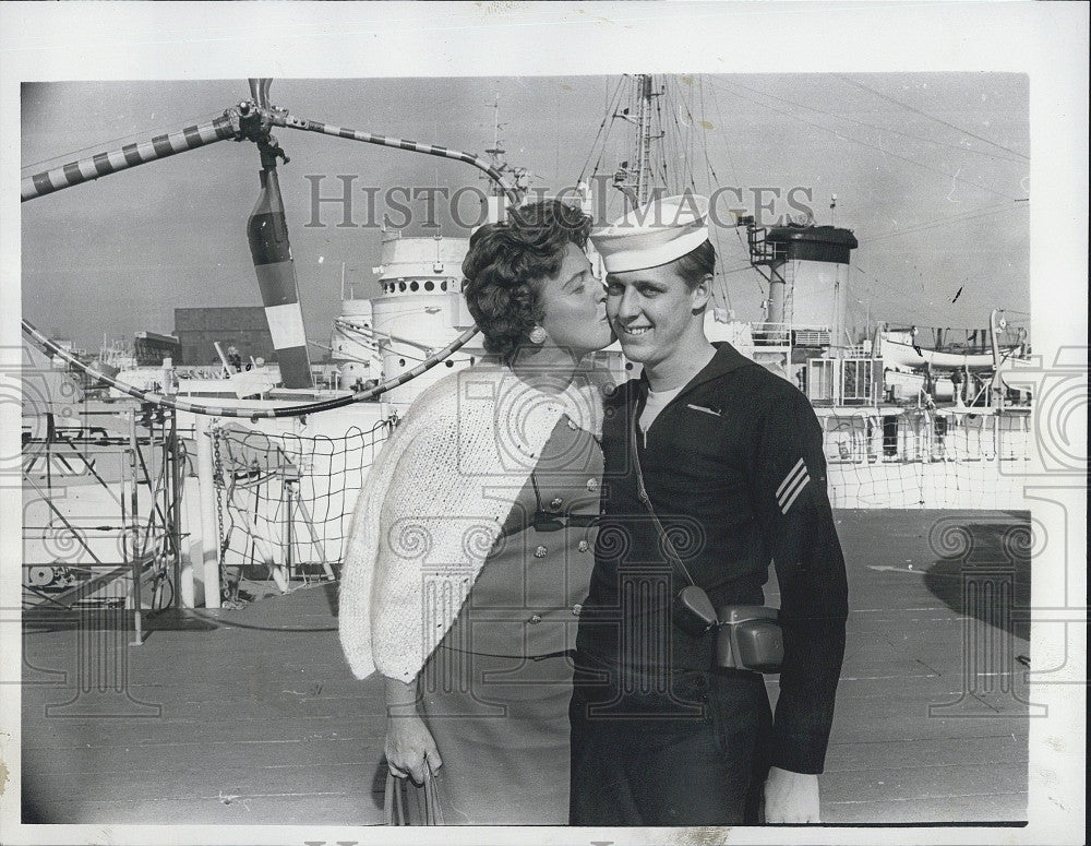 1964 Press Photo Mother, Ingle Mulrenin Kisses Son S.N. Paul Goodbye to Navy - Historic Images