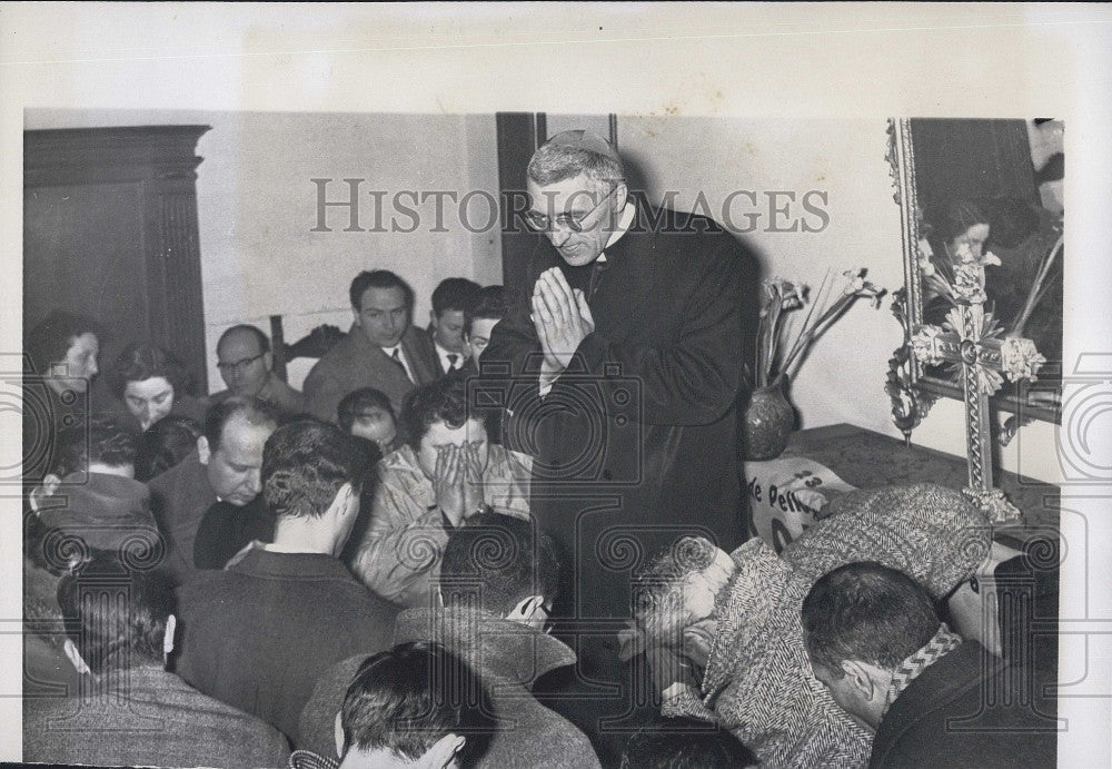 1958 Press Photo Pietro Fiordelli Bishop Prato Italy Blesses Group Of Believers - Historic Images