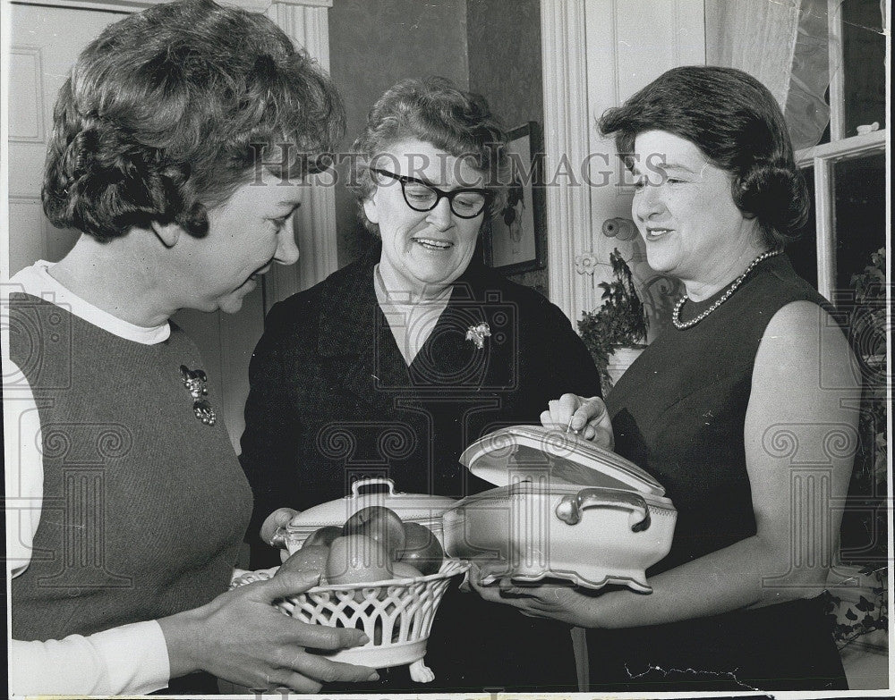 1967 Press Photo Woman Looking at Casseroles and Fruit for Country Store - Historic Images