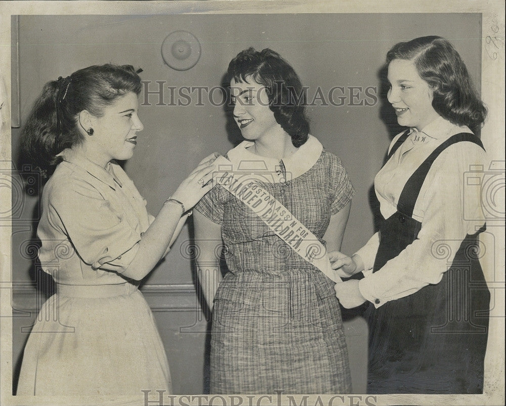 1957 Press Photo Shelia Fishbein, Sara Mazer, Beverly Hazen, Crusade Retarded - Historic Images