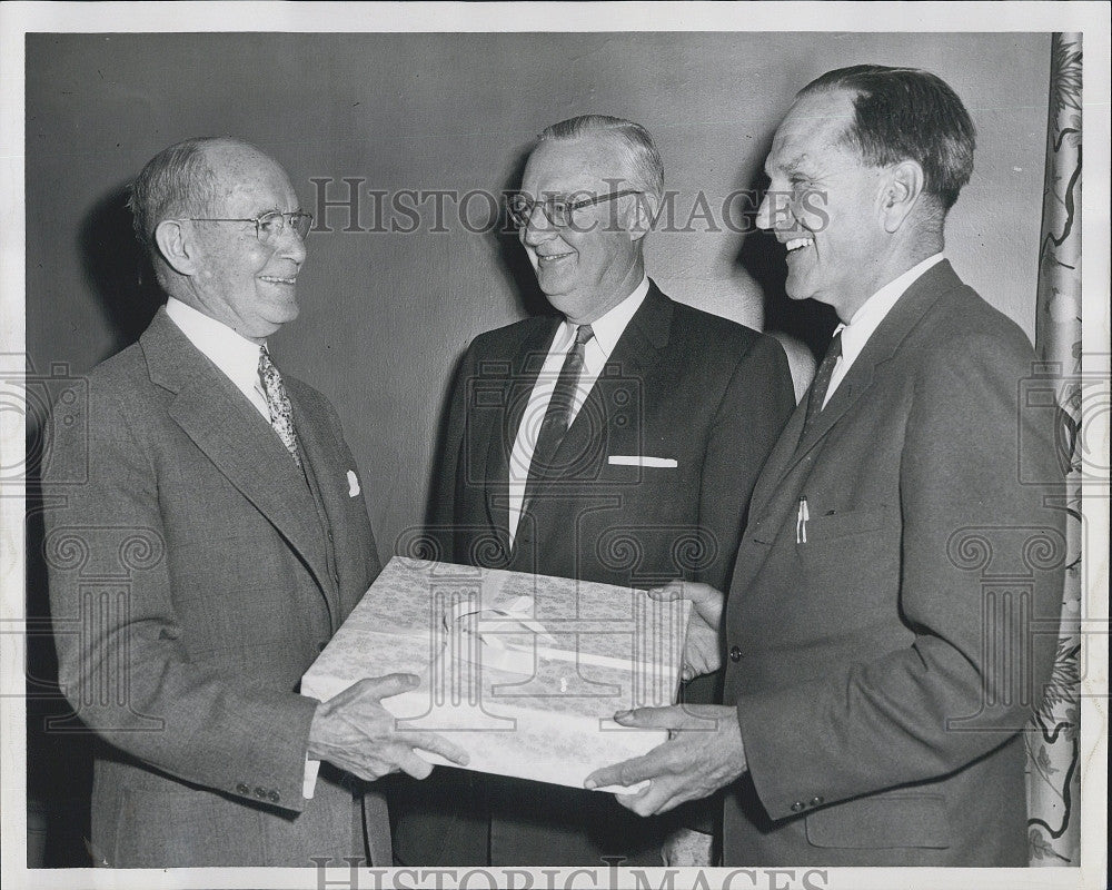 1958 Press Photo Ex postmaster JPW Finn,E Martin &amp; A Davidson - Historic Images