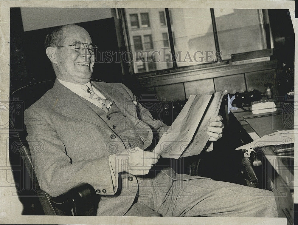 1954 Press Photo Postmaster Reading Thank You Letter to Santa - Historic Images