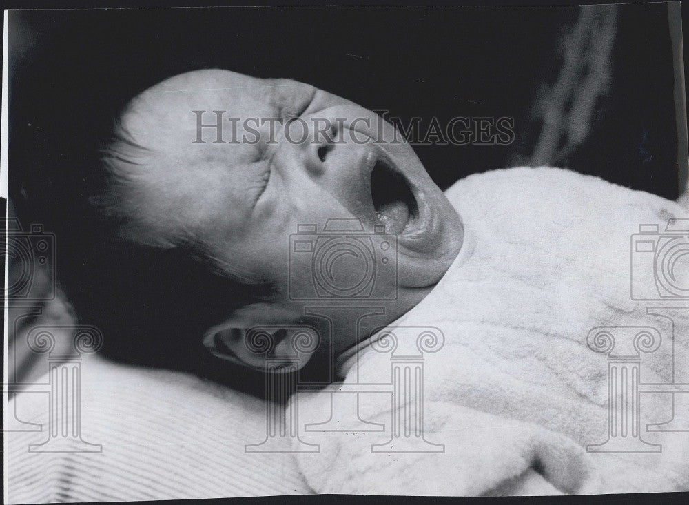 1975 Press Photo Rikk Larson Adoption Story Baby Yawning - Historic Images