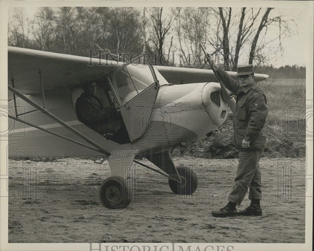 1956 Press Photo Ken Shantz and his plane - Historic Images