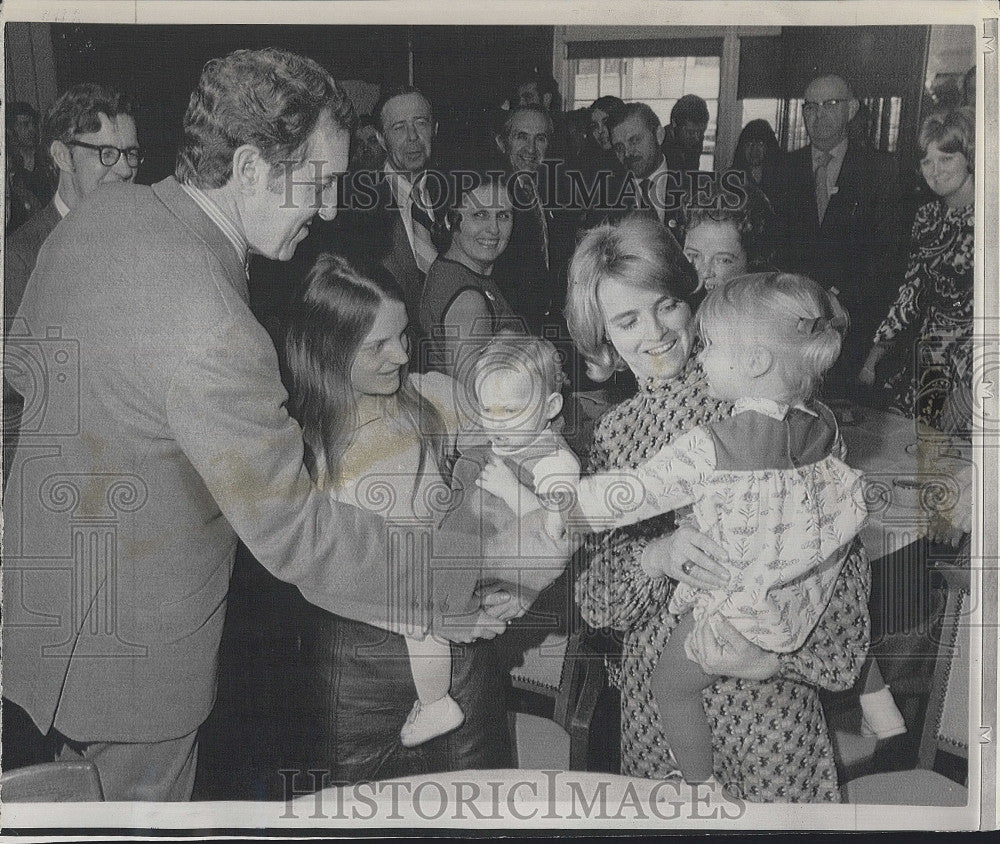 1972 Press Photo Sen. Edmund Muskie chats with Mrs. Linda Albergnini, daughter - Historic Images