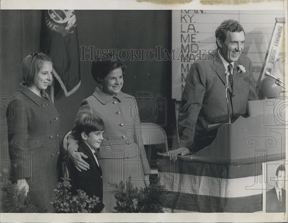 1968 Press Photo Sen. Edmund Muskie, wife, mother, - Historic Images