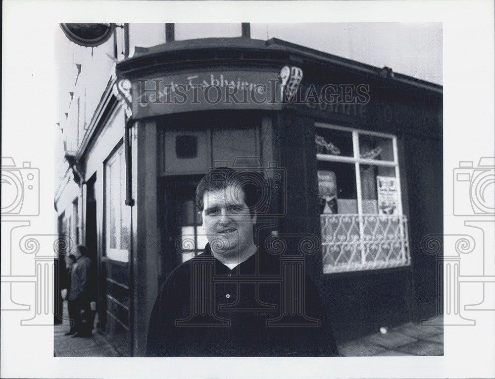 1995 Press Photo Jay Mulligan, Guiness contest winner at his pub in Ireland - Historic Images