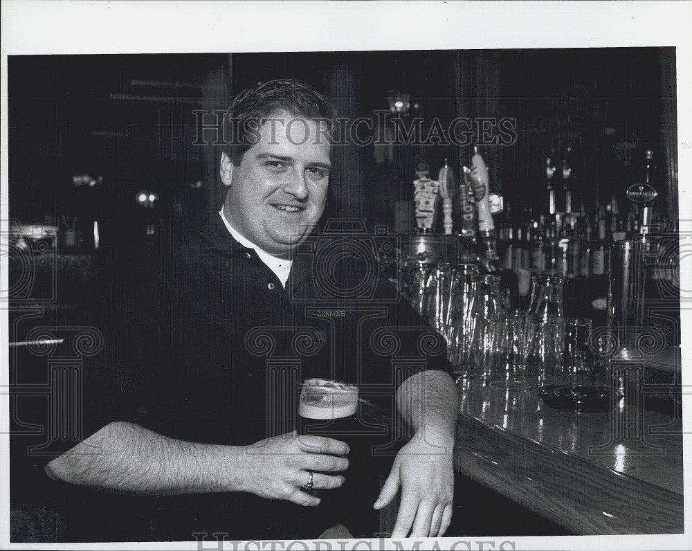 1995 Press Photo Jay Mulligan in his Irish pub in Boston - Historic Images