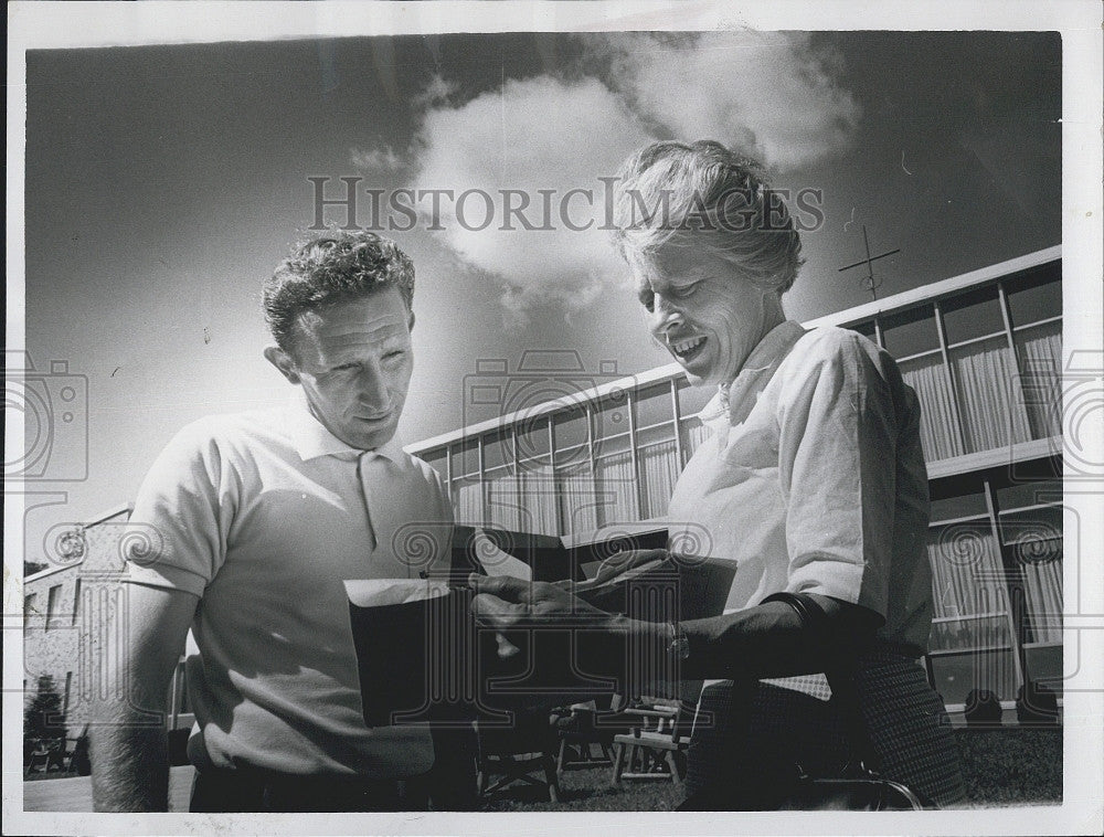 1968 Press Photo Charles Murray and Mrs. Dorothea Green of Cambridge - Historic Images