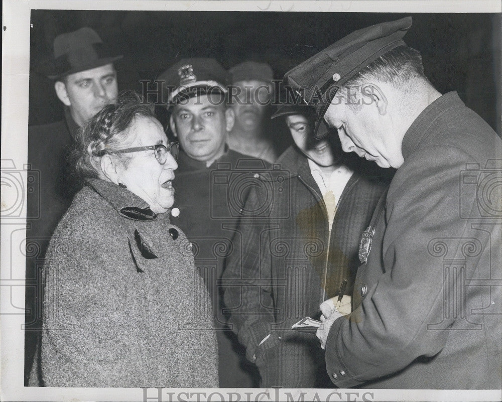 1961 Press Photo Mrs S Kripke &amp; officer Charles Murray - Historic Images