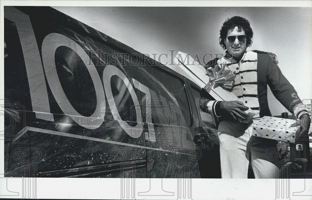 1994 Press Photo Chuck Nolan of WZLX with Valentine&#39;s Day goodies - Historic Images