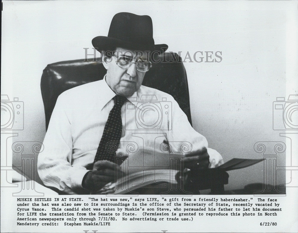 1980 Press Photo Sec of State Mr Muskie in new office - Historic Images