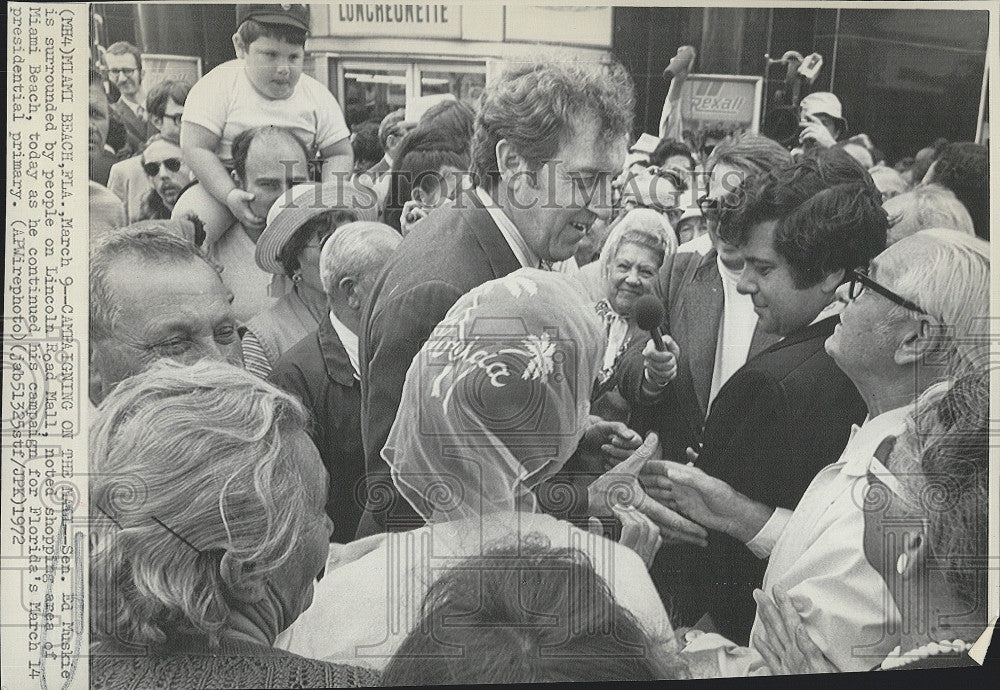 1972 Press Photo Senator Edmund Muskie on campaign trail - Historic Images