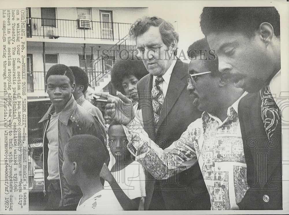 1972 Press Photo Senator Edmund Muskie on campaign trail - Historic Images