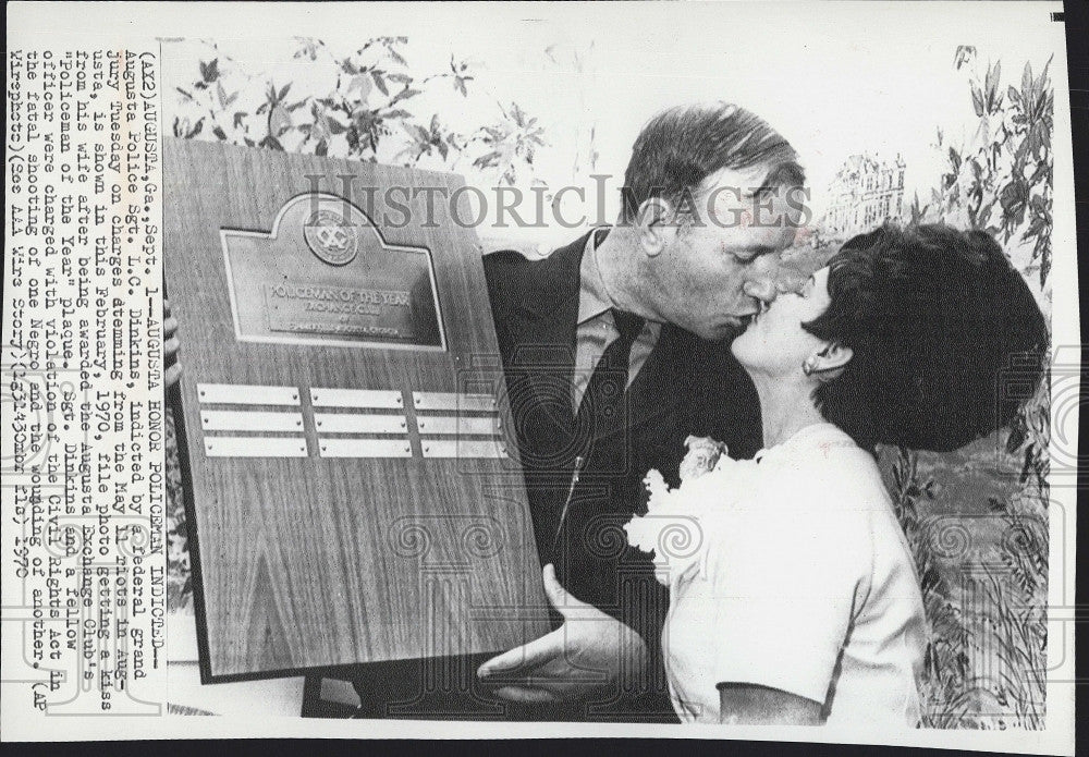 1970 Press Photo Augusta Police Sgt. L. C. Dinkins getting a kiss from his wife - Historic Images