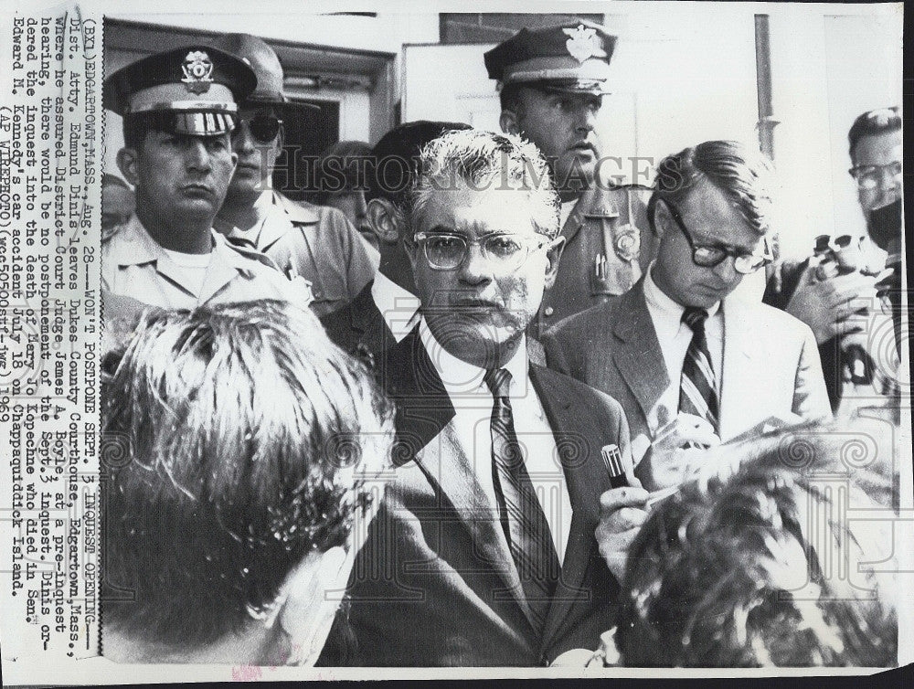 1969 Press Photo Dist. Atty. Edmund Dinis leaves Dukes County Courthouse - Historic Images