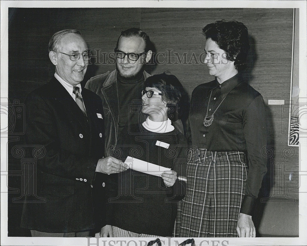 1973 Press Photo Robert Dines With Parents George Sharro Br Mitzvah Israel Bonds - Historic Images