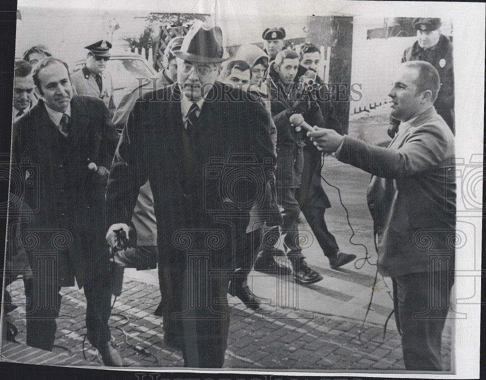 1970 Press Photo Edmund Dinis District Attorney Arrives At Dukes County Court - Historic Images