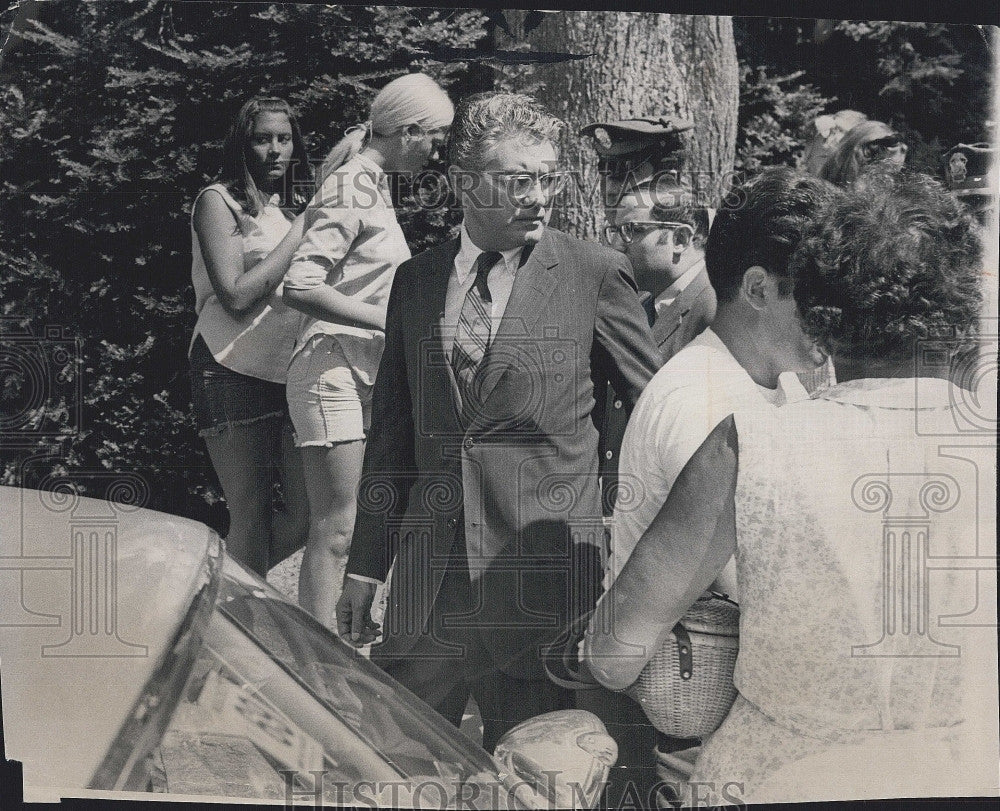 1969 Press Photo Edmund Dennis District Attorney Outside Court House - Historic Images