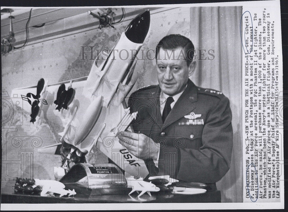 1963 Press Photo Lt. Gen. Gabriel P Disosway &amp; model of F4C Phanto Jet fighter - Historic Images