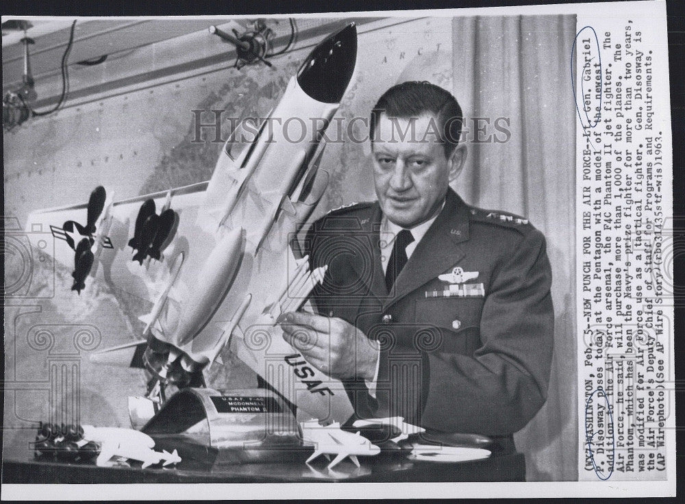 1963 Press Photo Lt. Gen. Gabriel P Disosway & model of F4C Phanto Jet fighter - Historic Images