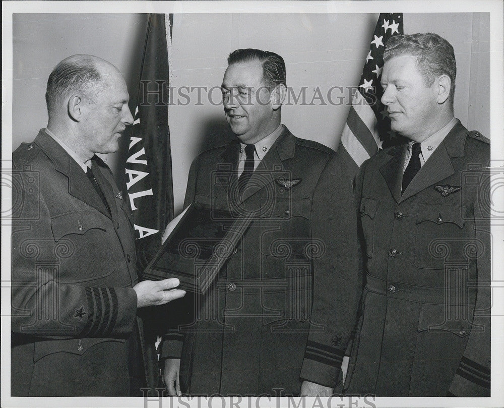 1953 Press Photo USN Capt. Harry Sartoris and USNR LCDR William F. Mitchell - Historic Images